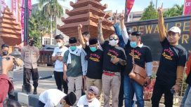 Aksi Aliansi Rakyat Merdeka di Depan Gedung DPRD Provinsi Jatim