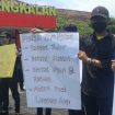Foto: Salah satu demonstran HMPB membentangkan poster berulisan 