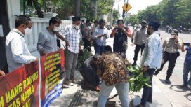 CIDe' Gelar Pemotongan Kambing di Depan Gedung Kejaksaan Tinggi Jawa Timur, Senin, (11/10/2021)