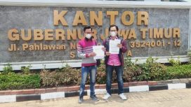 Ketua dan Sekretaris Himpunan Mahasiswa Pascasarjana Bangkalan (HMPB) di depan Kantor Gubernur Jawa Timur (07/10/2021)