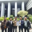 Pelapor Peraturan DPR RI Nomor 1 Tahun 2025 di depan kantor Mahkamah Agung, Jakarta pada Senin, (24/2/2025). (Foto: Istimewa)