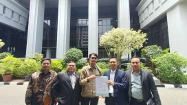 Pelapor Peraturan DPR RI Nomor 1 Tahun 2025 di depan kantor Mahkamah Agung, Jakarta pada Senin, (24/2/2025). (Foto: Istimewa)
