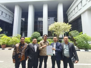 Pelapor Peraturan DPR RI Nomor 1 Tahun 2025 di depan kantor Mahkamah Agung, Jakarta pada Senin, (24/2/2025). (Foto: Istimewa)